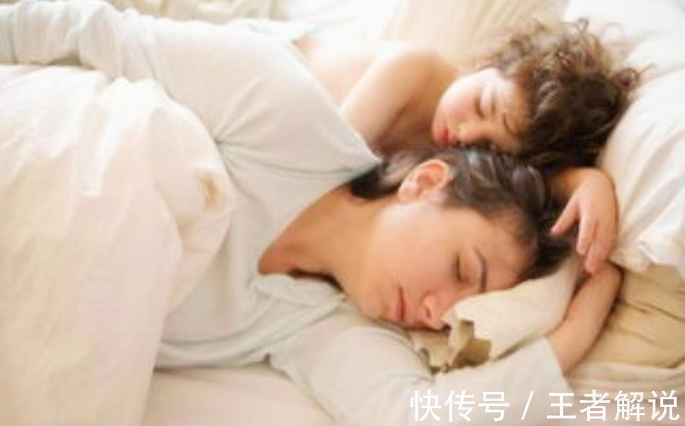 孩子|娃小时候都是和谁一起睡的？别不信，和父母一起睡的孩子更幸福！