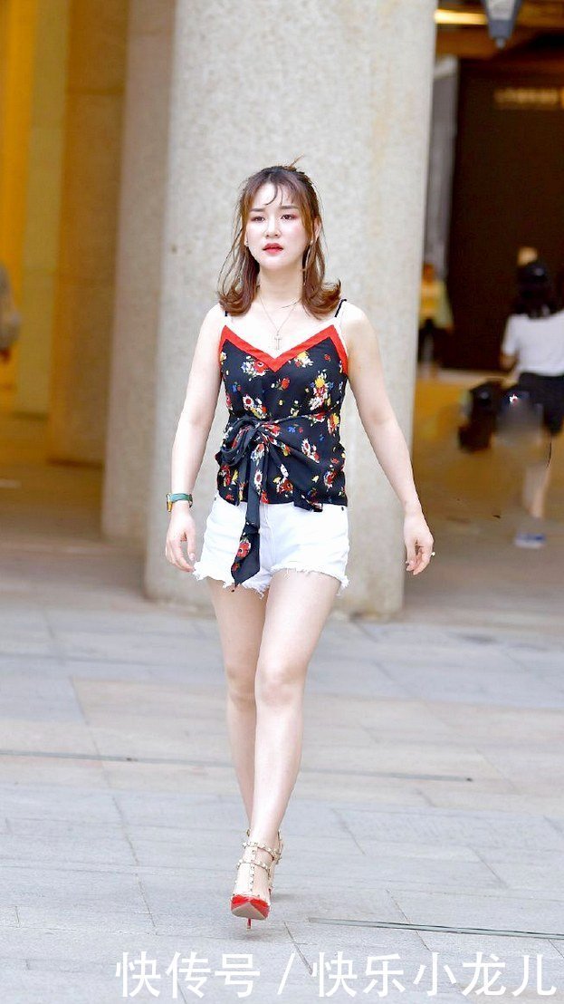 加上|吊带装加上白色的热裤,秀出优雅娇俏的美