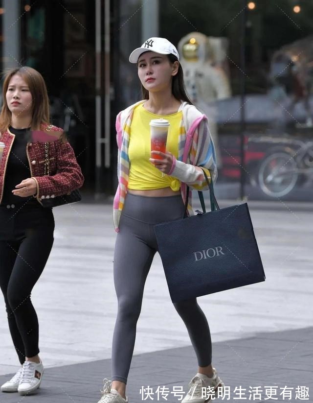 搭配 丰腴凹凸的瑜伽裤美女,换上了富有设计感的裙型,简约靓丽!