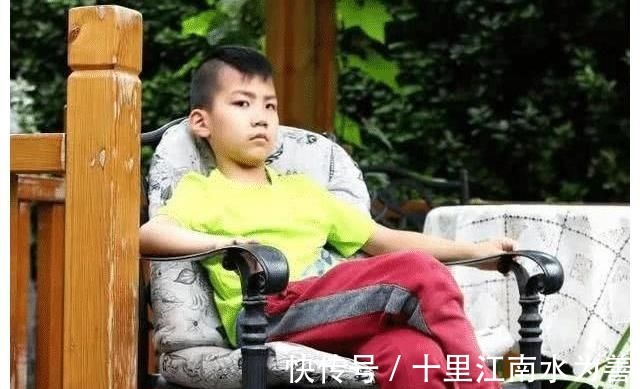 康康在《爸爸去哪兒》一出場(chǎng)就是“霸總”,其實(shí)他兒時(shí)也很可愛(ài)