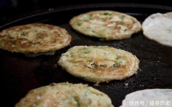 葱油饼|婆婆卖葱油饼十年,邻居也来向她学习,我一天能吃6个饼