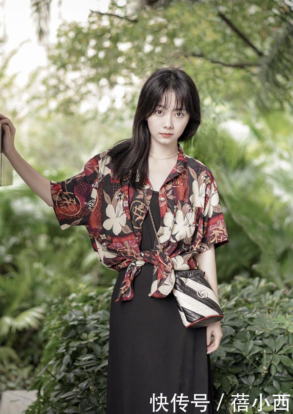 谢杏芳|谢杏芳真是自带超模气场,穿印花衬衫配阔腿裤,退役后气质大不同