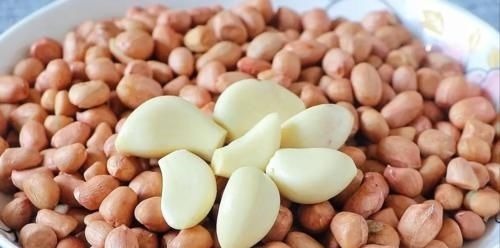 花生米不要油炸了，加1头大蒜，比水煮简单，比油炸的还好吃