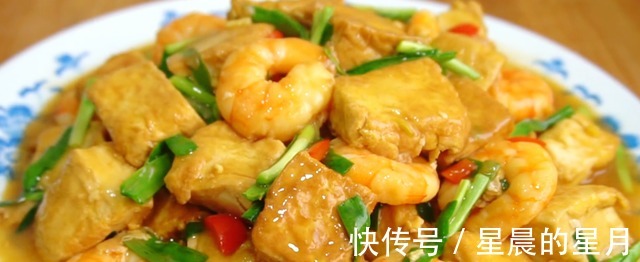 大虾别再炒着吃,加一块豆腐一次炖一锅,孩子爱吃个子长得快!