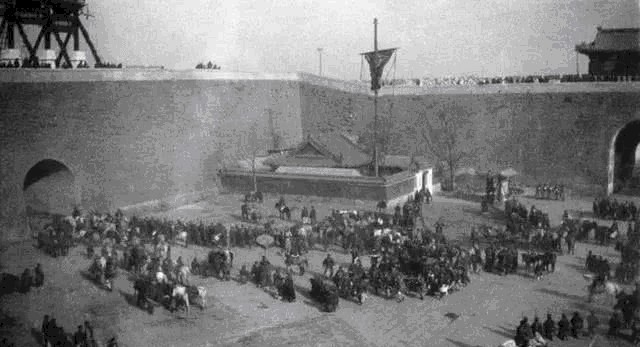 袁世凯|慈禧1902年西逃回京时的照片曝光：场面混乱不堪，大臣痛哭跪迎
