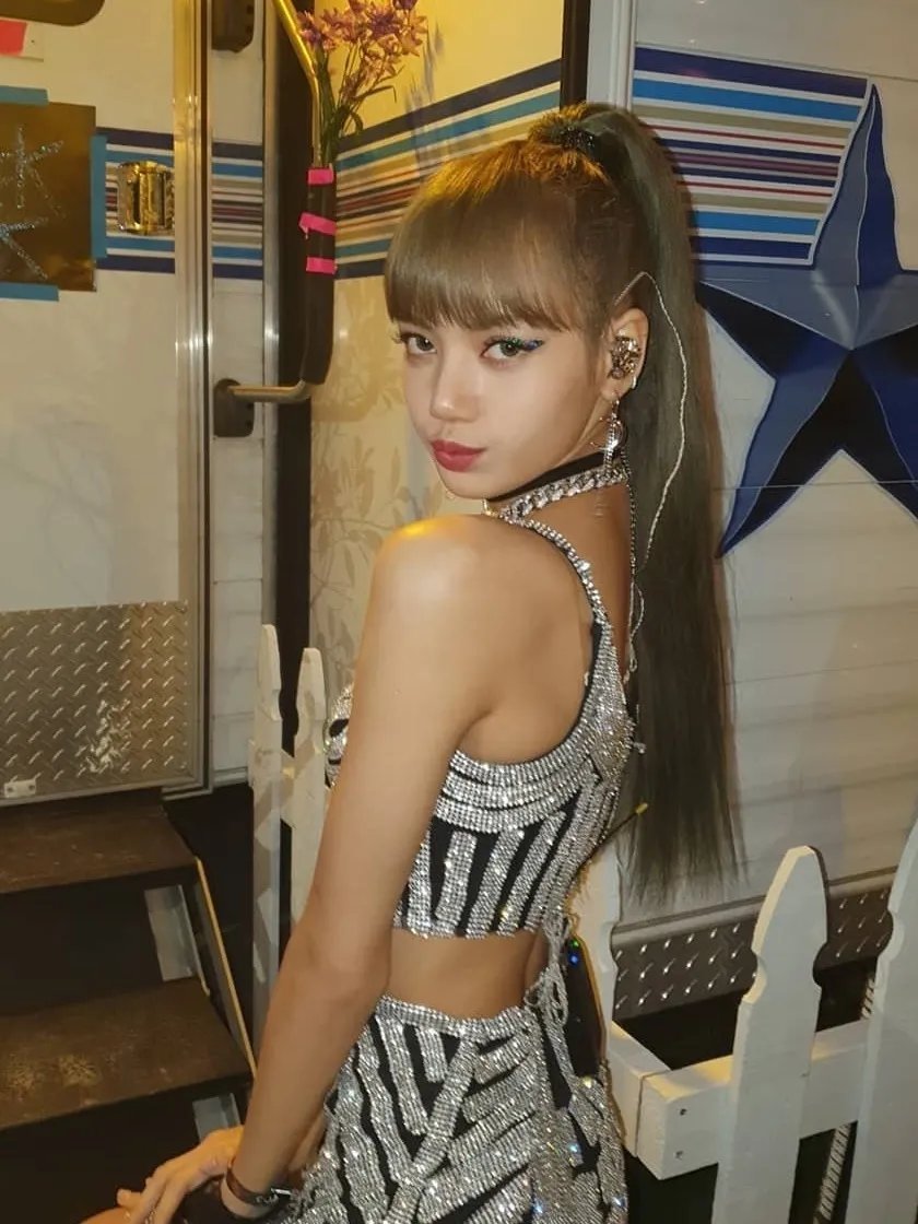 丝巾 别再披头散发了!这3个发型小技巧显嫩又高级