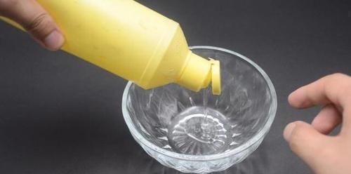 厨房玻璃有油污洗不干净教你一招，轻轻一擦油污全去除，真实用