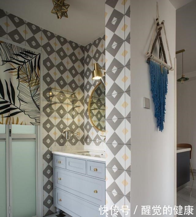 一进玄关就让人眼亮一眼,这套装修太漂亮了,清爽活泼还有点轻奢!