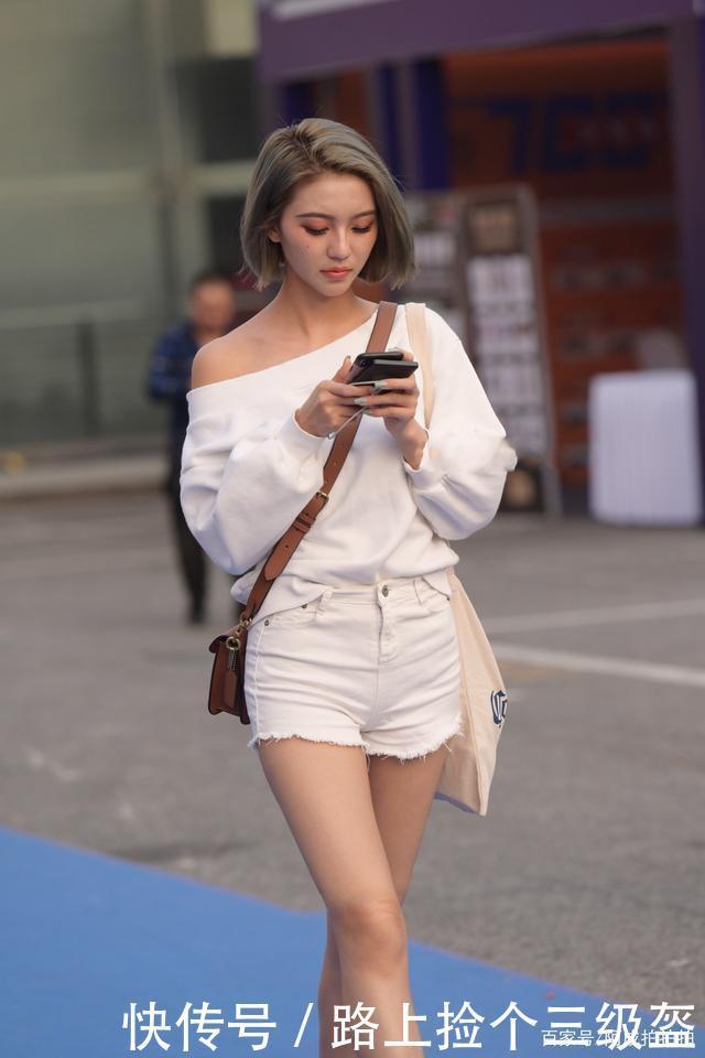 白色卫衣搭配白色裤子,同色系穿搭活力满满