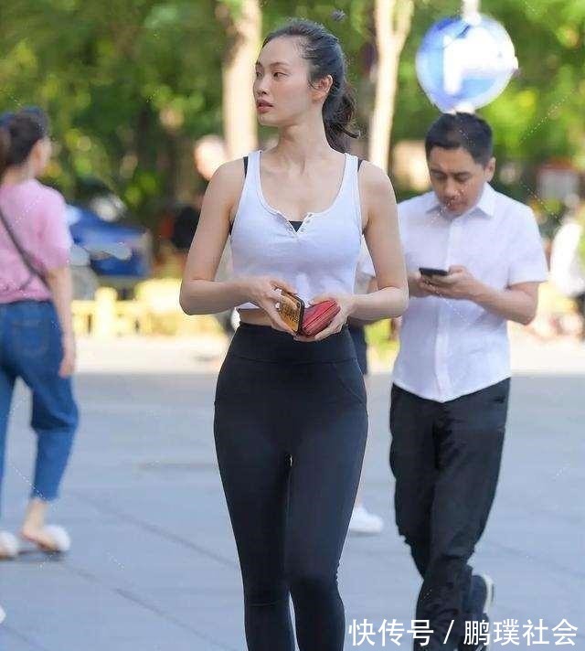 长裤 黑色打底裤搭配时尚白色上衣,简单好上手,有一种酷帅的感觉!