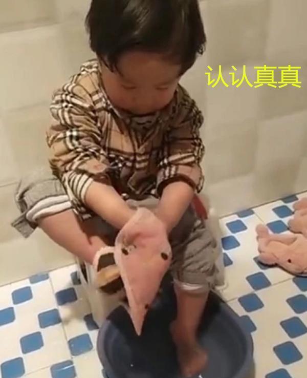 宝宝|宝妈晒孩子洗脚视频,“糊涂宝宝”因此走红,网友:我家的也这样
