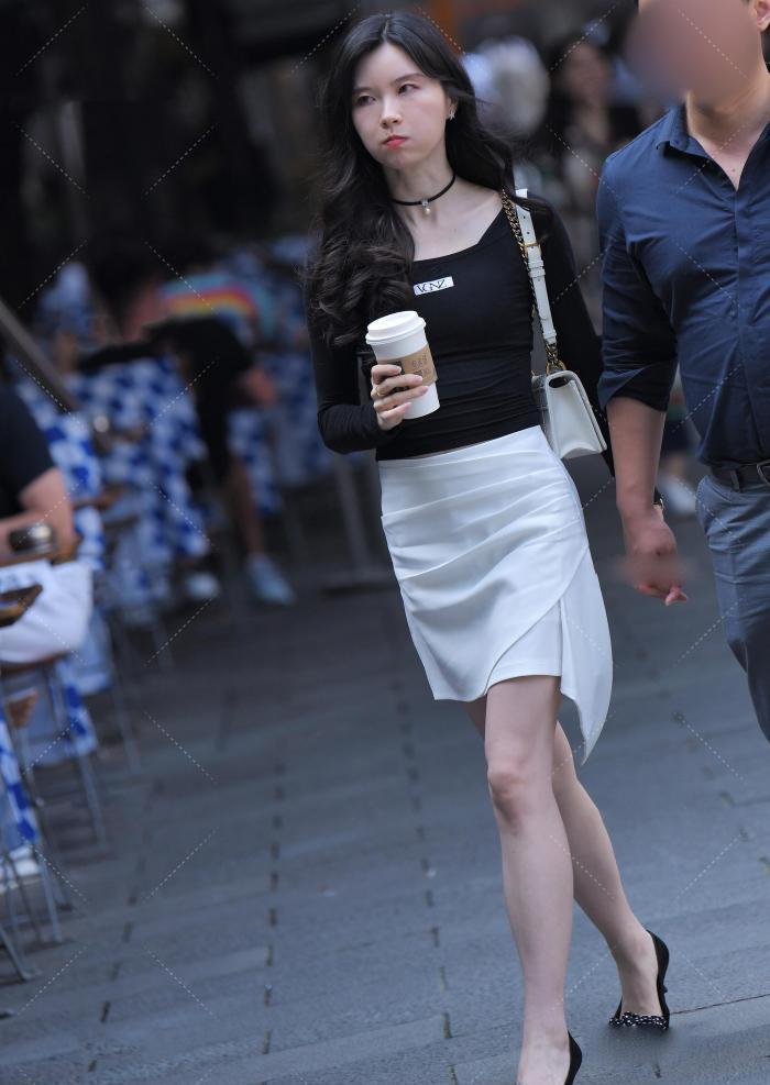 经典|美女将黑白色进行到底,连鞋子的蝴蝶结都是经典黑白配