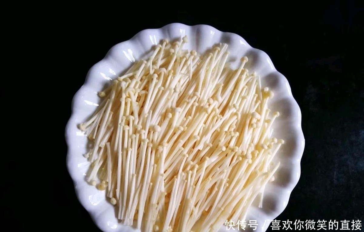 家人都喜欢吃的一道蒜蓉金针菇,简单好操作,味道不比烧烤的差