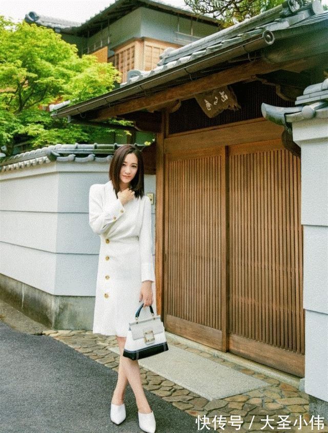 t恤 美女街拍:小姐姐白衬衫配上高腰阔腿裤,极具妩媚气息