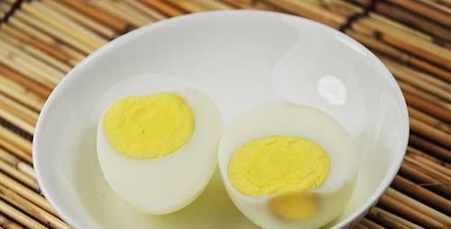 a1700|煮鸡蛋时,先不要下锅煮,加上这两步,鸡蛋不开裂,还自动脱壳