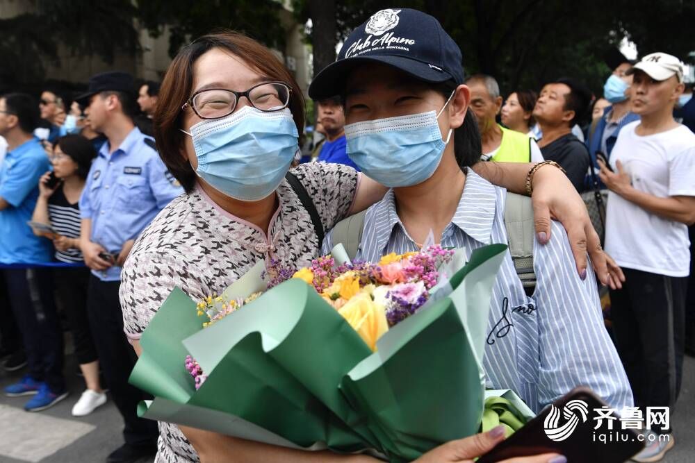 高考|山东部分高考生完成全部考试科目，镜头记录他们走出考场的那一刻