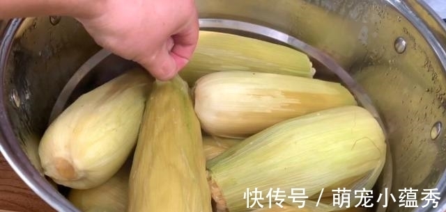 煮玉米时一定不要只用清水，水里加点“它”，香甜软糯，太香了