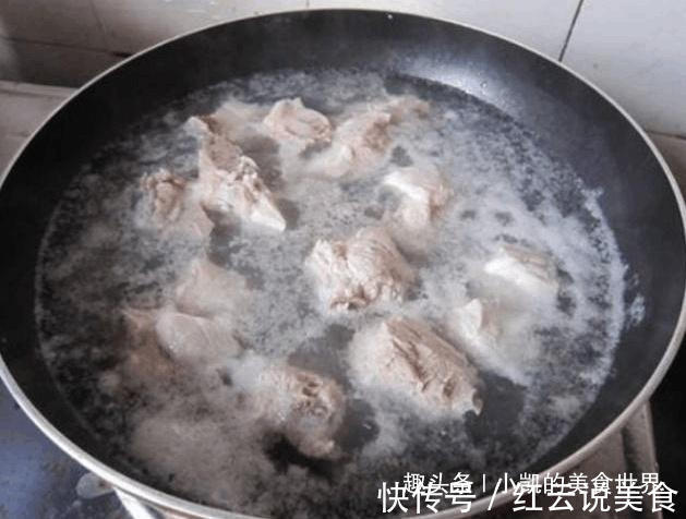 排骨焯水“越焯越脏”大厨老爸教我此样做，血水脏物自动跑出来