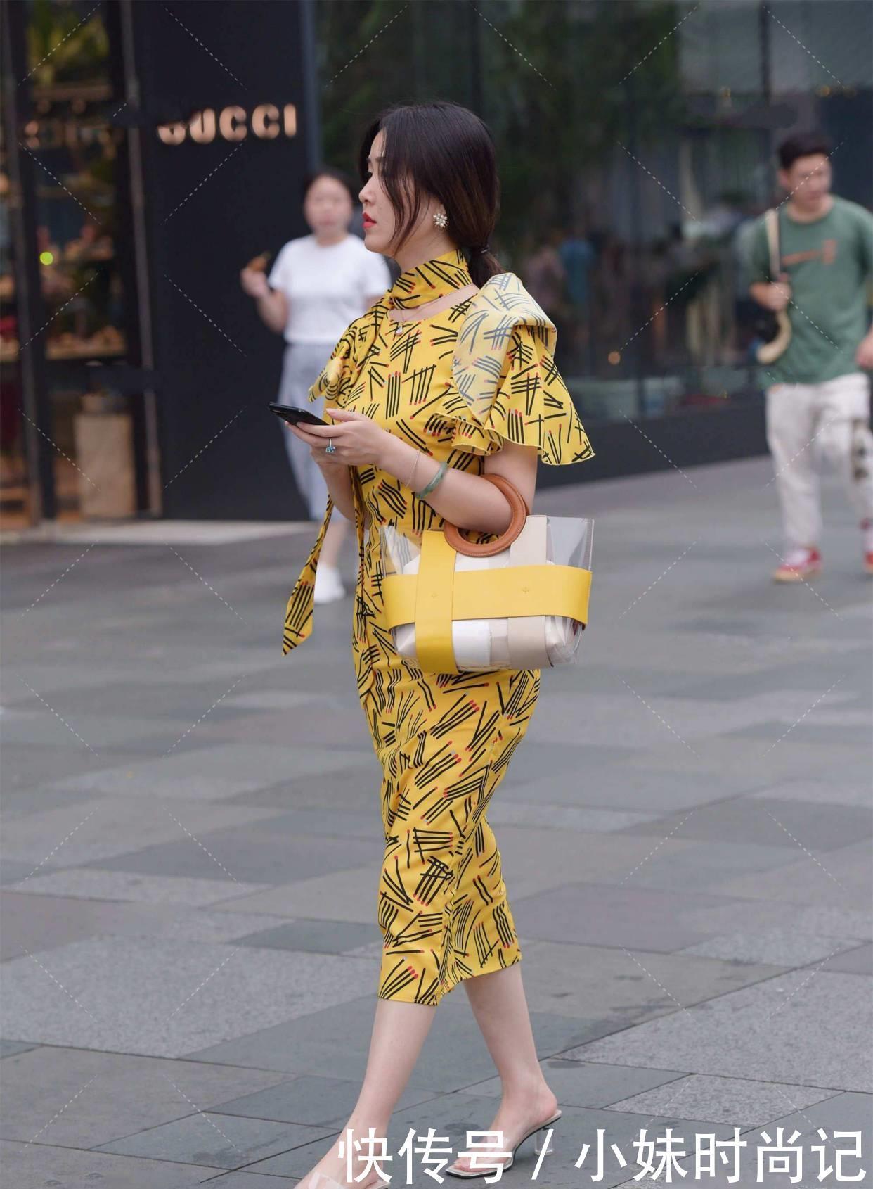 街拍:黄长裙个性又时髦,包包设计独特的潮流,独特的穿搭不爱吗?