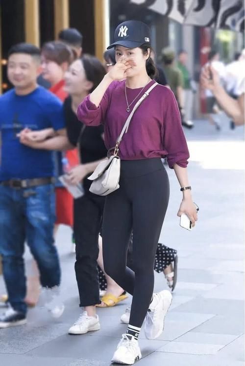 早春逛街怎么穿？“健美裤”青春时尚，掀起一轮运动热潮！