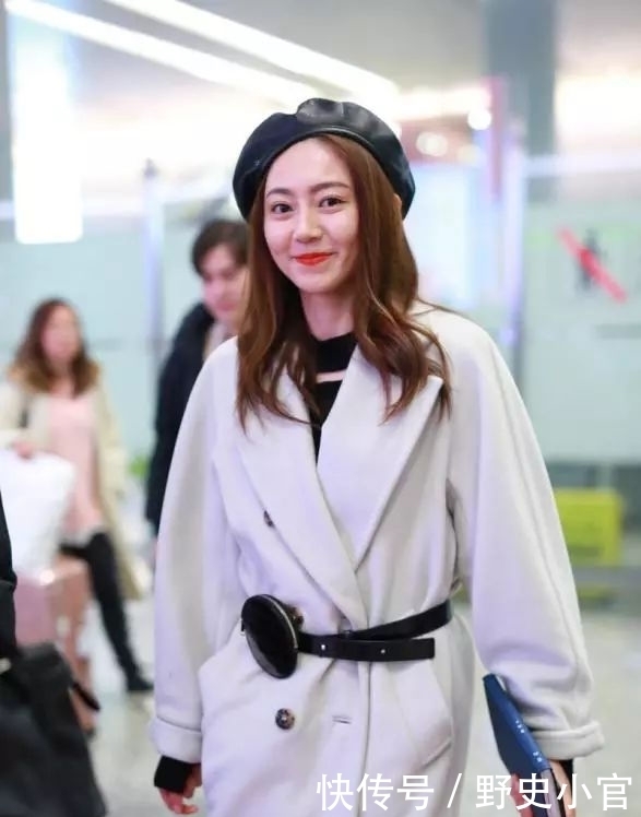 半个月没出门头发乱糟糟,懒女孩都懂得戴贝雷帽,颜值瞬间飙升