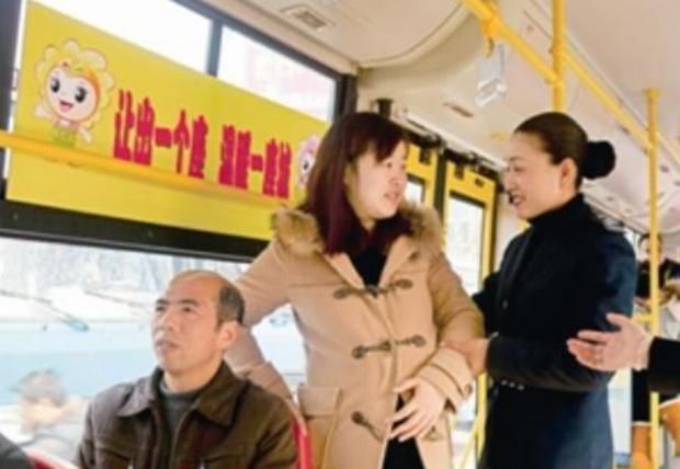 “没车还敢生二胎”孕妈带娃坐公交遭讥讽，女儿霸气回怼赢得称赞