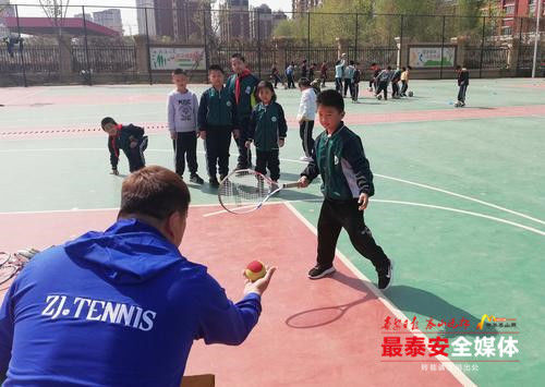 中小学校|郑洁校园网球项目在泰安市中小学校已覆盖2万余人次 训练初见成效