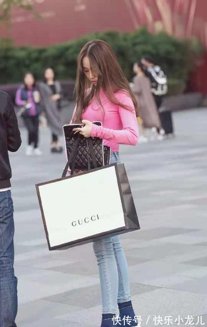 美女 时尚就是这么简单,一件牛仔裤就可以了