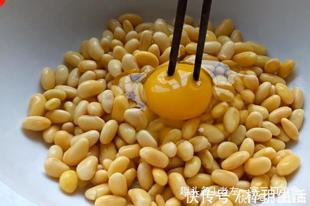葡萄干|活了30年，才知道黄豆里打1个鸡蛋这么好吃，香甜解馋，看流口水