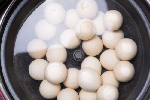 煮鸡蛋时,学会这一招,鸡蛋不裂缝又好剥,自动脱壳还特别好吃