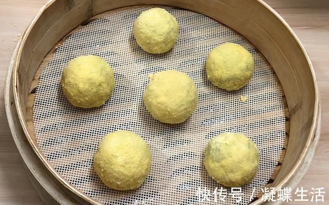 薄皮|玉米面不要做馒头了，加上这种蔬菜，教你做菜团子，薄皮大馅真香