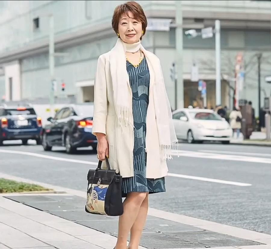 女人过了60岁，别总穿一身黑！瞧日本主妇这样搭，时髦又优雅