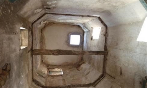 马卡连柯|五代人住日军炮楼50多年,墙壁厚72厘米,光装暖气就花了10多年