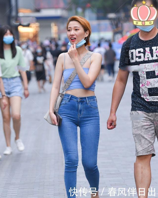 上衣|黑白圆领上衣搭配黑色高跟鞋，款式好看，凸显个人气质