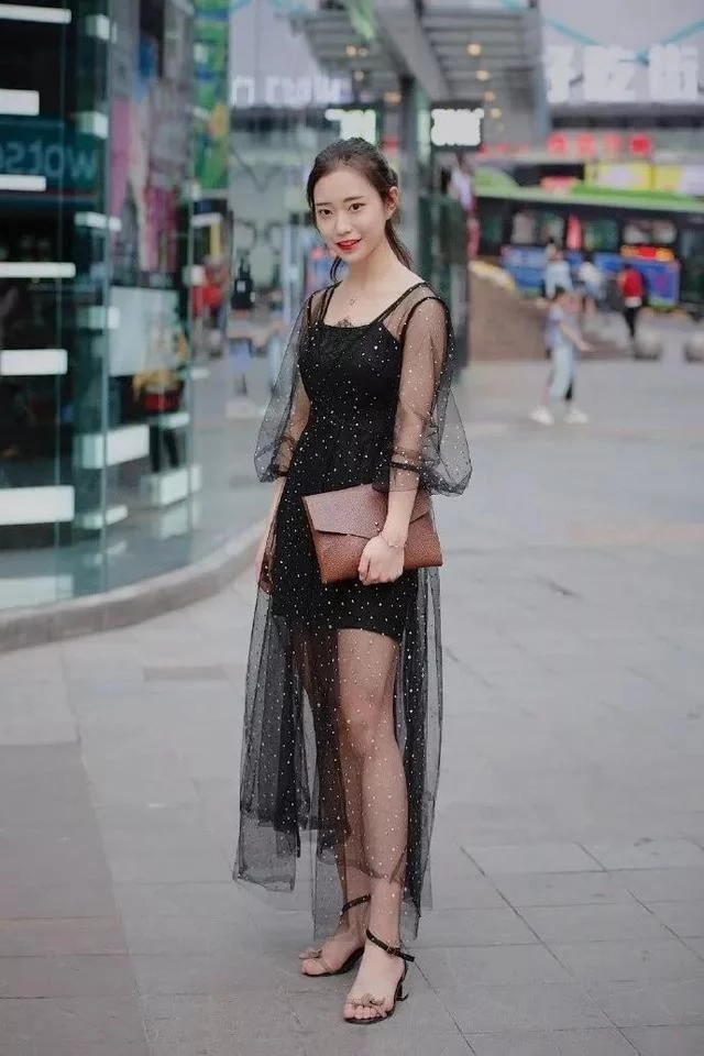 街拍:美女姐姐一身牛仔装扮,十分的有个性