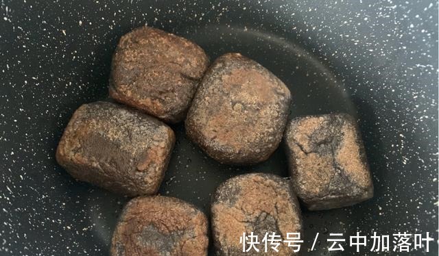 年糕|自制黑芝麻核桃芝士年糕，能拉丝又清甜，关键是一点也不腻！