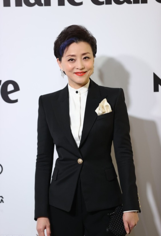 黑色西装|杨澜的气质太高级,简约黑西装也能穿出高级感,也就她有这气场