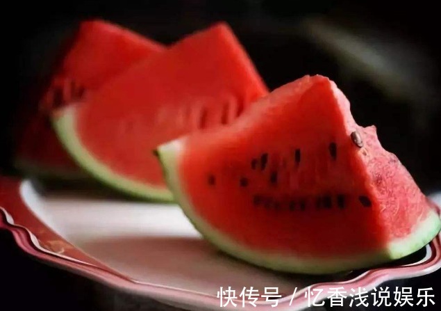 西瓜保鲜,不用放冰箱,学会这个土方法,放1周都不坏,吃着清甜