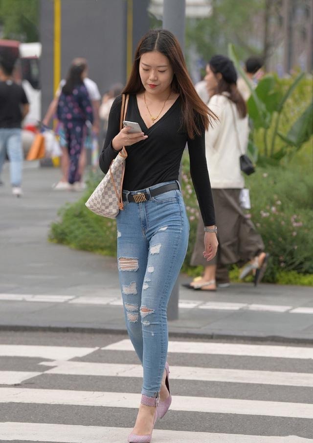 休闲|酷爱休闲风的您, 夏季穿牛仔裤配长袖, 让造型更显轻松美丽