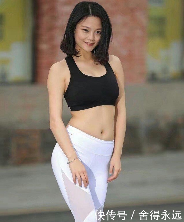 丰满|丰满的小姐姐,搭配上紧身打底裤,展现曼妙身材,呈现视觉美感