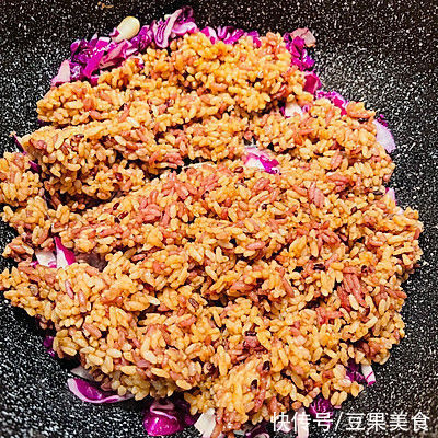 这道快手主食??酱油炒饭藏着小惊喜，瞬间征服你