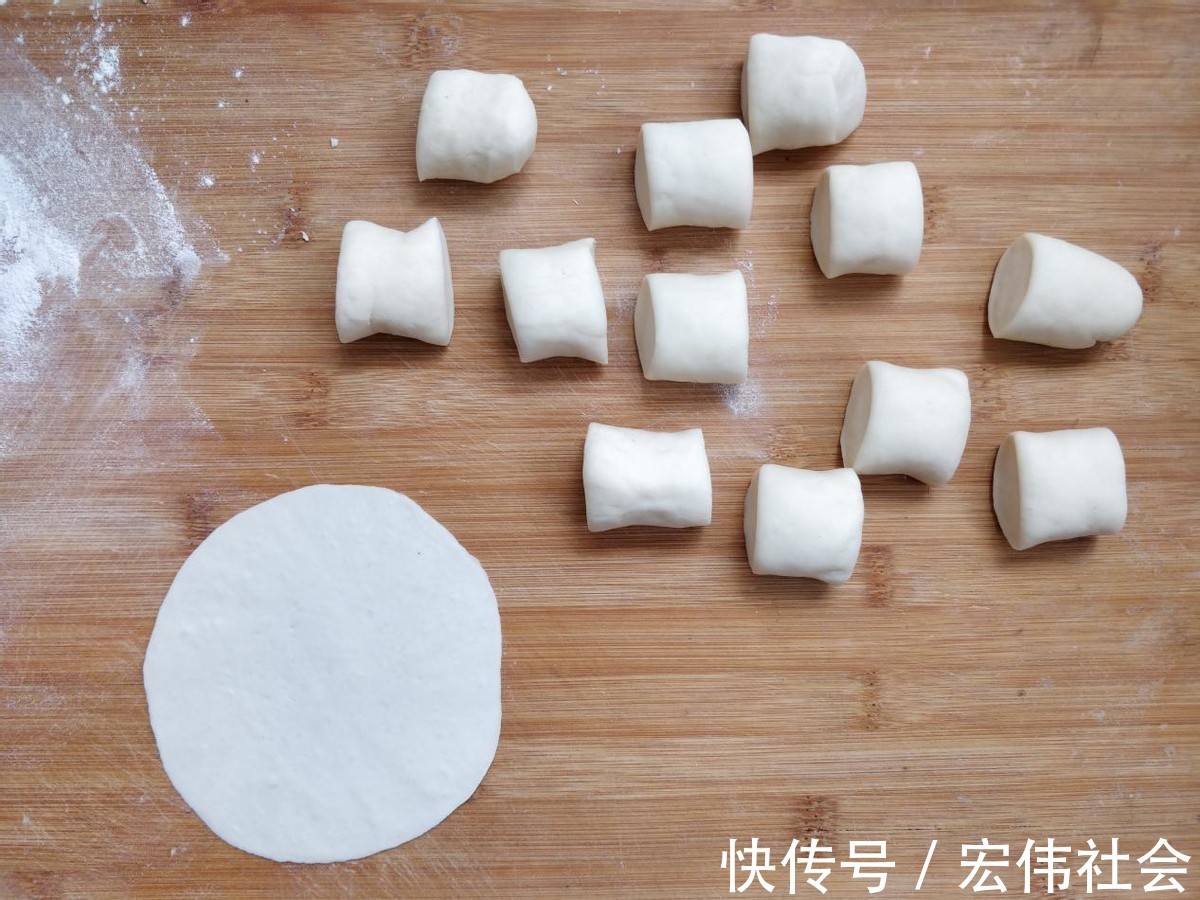 面饼|白菜猪肉水煎包,连吃一盘不过瘾,早餐不用出去吃了