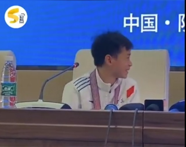 全红婵|全红婵获奖感言逗笑记者!红姐玩起冷幽默,为何下意识躲闪教练?