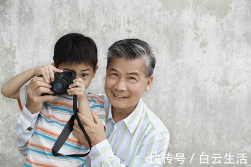 儿子|宝爸带儿子去车站接奶奶，却遭区别对待，网友有孙子还要啥儿子