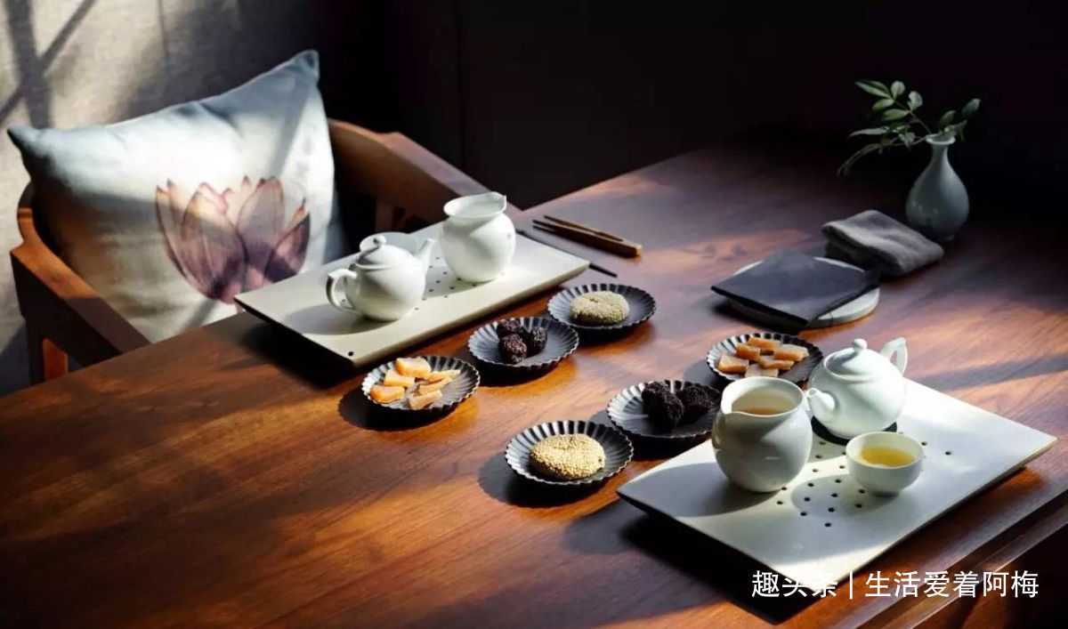 茶食搭配口诀甜配绿,酸配红,咸配乌龙,坚果配黑茶