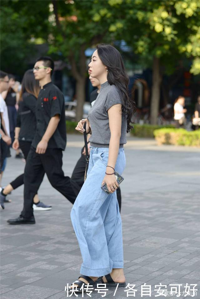 时尚妹妹的简单穿搭，一款牛仔裤就能配出简约风格