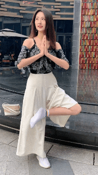 |搞笑GIF： 你可能永远不知道 长发女孩脸到底能有多大