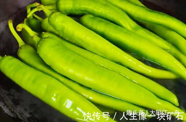 辣椒这样做太好吃了,不加一滴水,一次腌制20斤,放一年都不坏