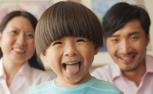 小汽车|妈妈将两岁儿子打倒,网友:超幼稚妈妈,这届父母真不省心