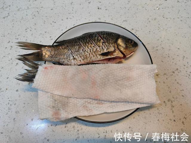 味鲜|熬鲫鱼汤，记住“2不放2窍门”，汤白味鲜无腥味，全家都爱喝